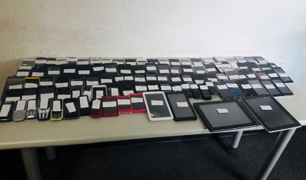 Localiza Policía Estatal paquete con 101 teléfonos celulares y cinco tabletas