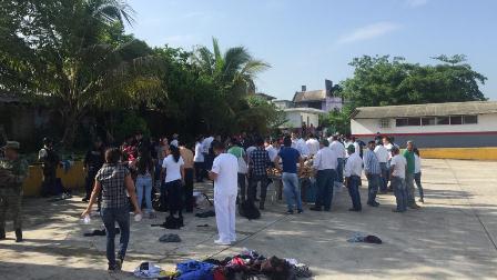 Rescatan autoridades mexicanas a 134 migrantes hacinados en caja de tráiler en Veracruz