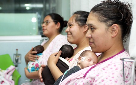 Con el programa Mamá Canguro, IMSS fortalece vínculo madre e hijo a través de la leche materna