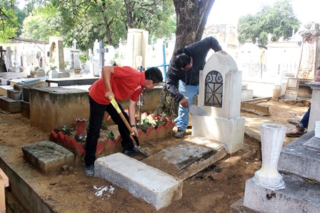 Abre Ayuntamiento capitalino panteones para que familias den mantenimiento a tumbas