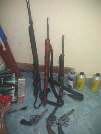 En operativo en San Pedro Ixcatlán, aseguran vehículos, armas y detienen a una persona: FGEO