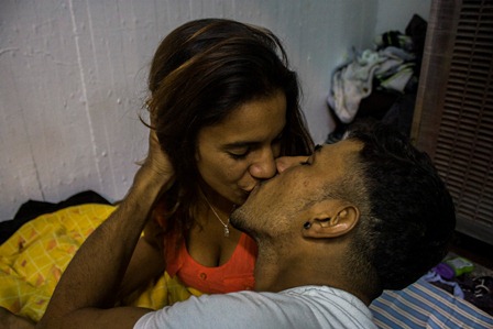 Un beso entre migrantes, gana concurso de fotografía documental humanitaria