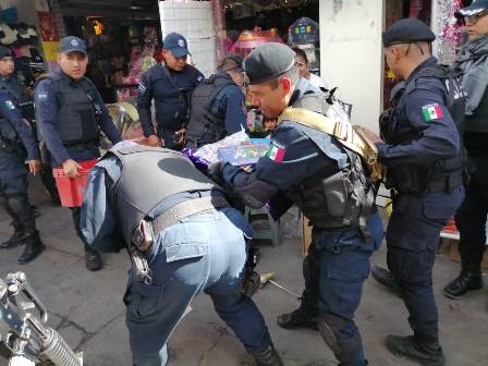 Asegura Policía Municipal 250 kilogramos de pirotecnia en el Mercado de Abastos