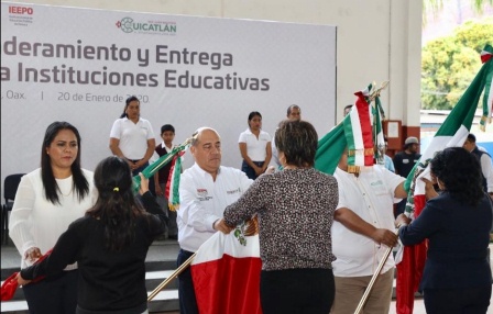 Entregan mobiliario y equipo a 28 escuelas de educación básica en Cuicatlán, Oaxaca