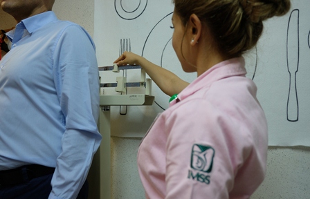 Personal de la salud en México enfrenta Covid-19 con bajos salarios: Estudio del IBD