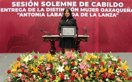 Distinguen a estudiante de la UABJO con el galardón “Antonia Labastida de la Lanza”