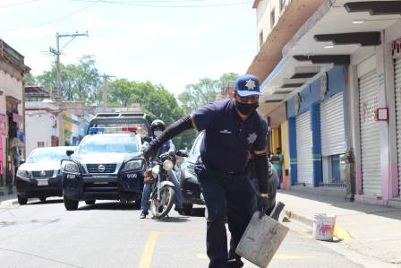 Retira Policía Vial de Oaxaca de Juárez obstáculos de calles y avenidas