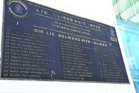 Retirarán en Congreso de Oaxaca placas con nombres de responsables de violaciones a derechos humanos en 2006