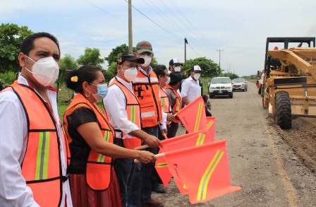 Mejoran carretera Juchitán-Unión Hidalgo y el camino San José Chiltepec-El Naranjal