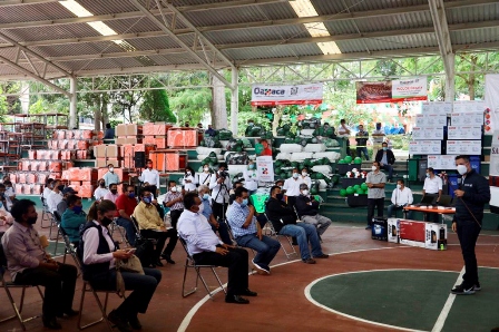 Benefician con mobiliario y equipo a 41 escuelas de educación básica de la Sierra Norte