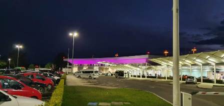 Iluminan de rosa durante octubre el Aeropuerto Internacional de Oaxaca