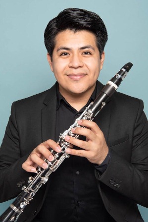 Emiliano Mendoza, clarinetista zapoteca galardonado con nombramiento de “Vandoren Paris”