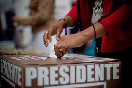 Exhortan al INE garantizar seguridad del voto de connacionales en el extranjero