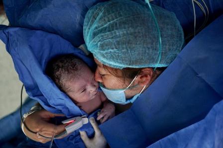 Con estrictas medidas de sanidad por Covid-19, nace primer bebé de 2021 en el IMSS