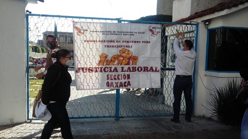 Trabajadores de salud protestan por omisión de la DDHPO, exigen destitución de abogada del organismo