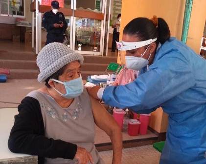 Llevan a cabo segundo día de vacunación contra Covid-19 para mayores de 60 años de edad