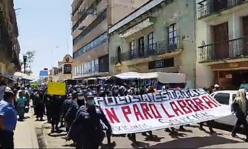 Trato inhumano, insultos, autoritarismo, corrupción y salarios miserables hacen estallar la rebelión de la policía en Oaxaca; ahora ante el conflicto Alejandro Murat -Video-