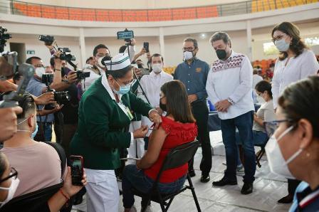 Participa IMSS en inicio de campaña de vacunación a personal docente contra Covid-19 en Chiapas