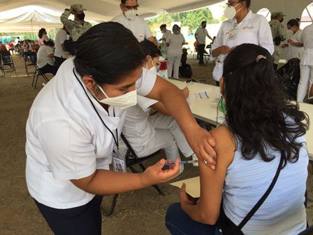 En calma, orden y tiempos reducidos de espera se desarrolla vacunación al personal educativo de Oaxaca