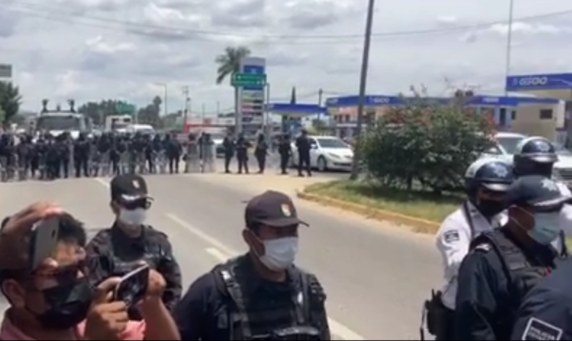 Impide policía del estado el bloqueo, por estudiantes normalistas, de la carretera de acceso del Aeropuerto de Oaxaca. Video