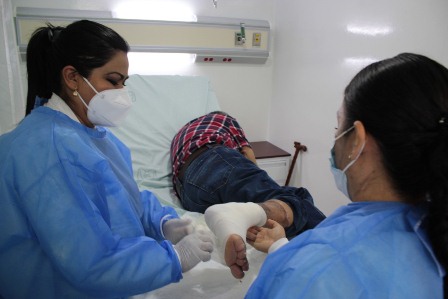Salvan cirujanos plásticos del IMSS la pierna de un hombre con quemaduras de tercer grado