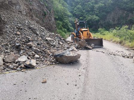 Atiende CAO carreteras y caminos de comunidades afectadas por las intensas lluvias en Oaxaca