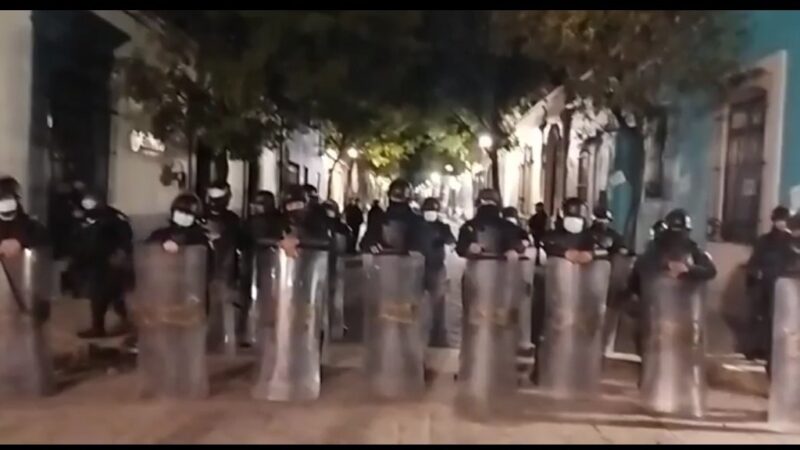 Policías desalojan con violencia plantón de trabajadores de salud, de la entrada de la Casa de Gobierno  de Oaxaca Video