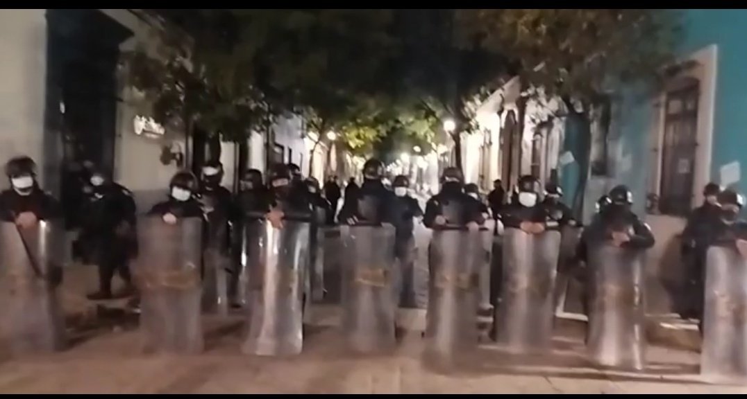 Policías desalojan con violencia plantón de trabajadores de salud, de la entrada de la Casa de Gobierno  de Oaxaca Video