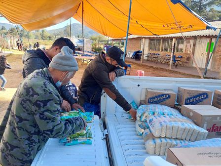 Entregan ayuda alimentaria a familias desplazadas del municipio de Atatlahuca, Oaxaca