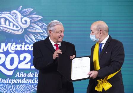 Refuerzan México-Francia asociación estratégica; Condecoran a ministro galo con Orden Mexicana del Águila Azteca