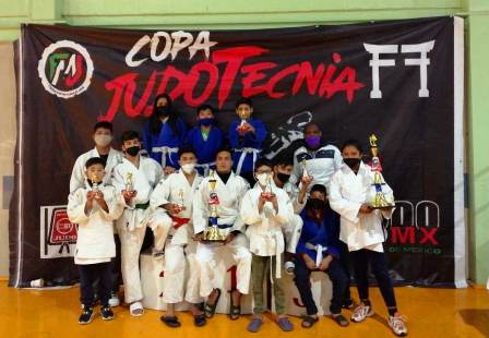 Regresa equipo estatal de judo con 11 trofeos de la Copa Judotecnia