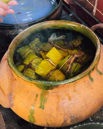 Comparten cocineras tradicionales de Oaxaca conocimientos para preparar tamales, un platillo de celebración