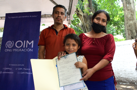 Familias migrantes de 56 niñas y niños en México obtienen actas que aseguran su identidad legal