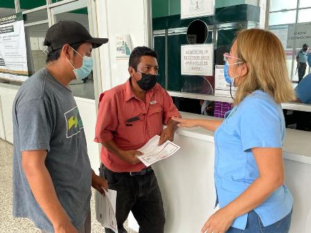 Afilia IMSS a los dos primeros trabajadores guatemaltecos que recibirán beneficios de la seguridad social