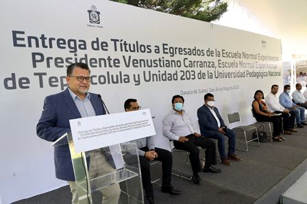 Entrega IEEPO títulos a egresados de Escuelas Normales y UPN en Oaxaca