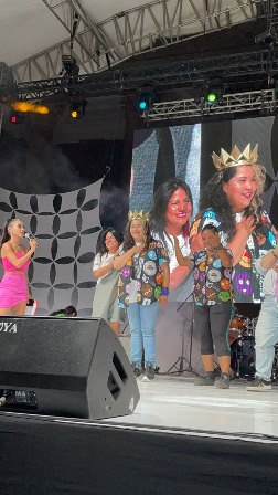 Entregan la corona “Gran Mariscal 2022” a la cantautora mexicana Vivir Quintana