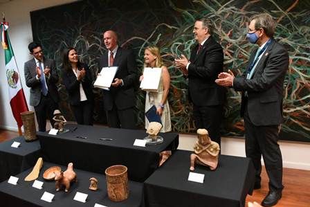 Entregan dos ciudadanos estadounidenses a México 79 piezas arqueológicas y dos bienes paleontológicos