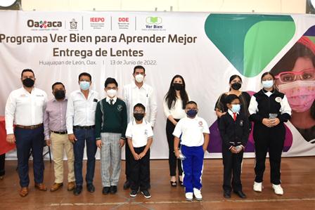 Entregan IEEPO y Fundación Ver Bien para Aprender Mejor AC mil 545 lentes a alumnos de Oaxaca