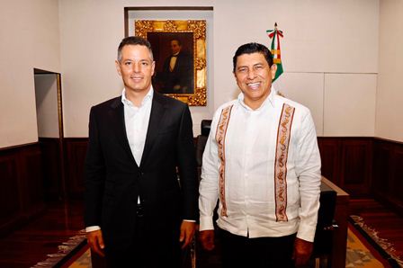Recibe gobernador Alejandro Murat al gobernador electo Salomón Jara en Palacio de Gobierno
