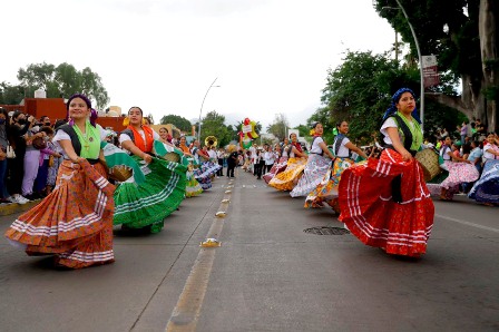 Alegría y folclore se desbordan por las calles de Oaxaca durante convite del Primer Lunes del Cerro