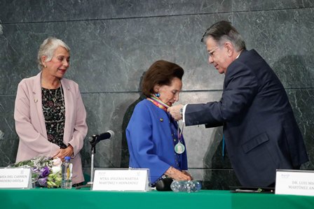 Entregan “Medalla al Mérito Administrativo” a la senadora Ifigenia Martínez