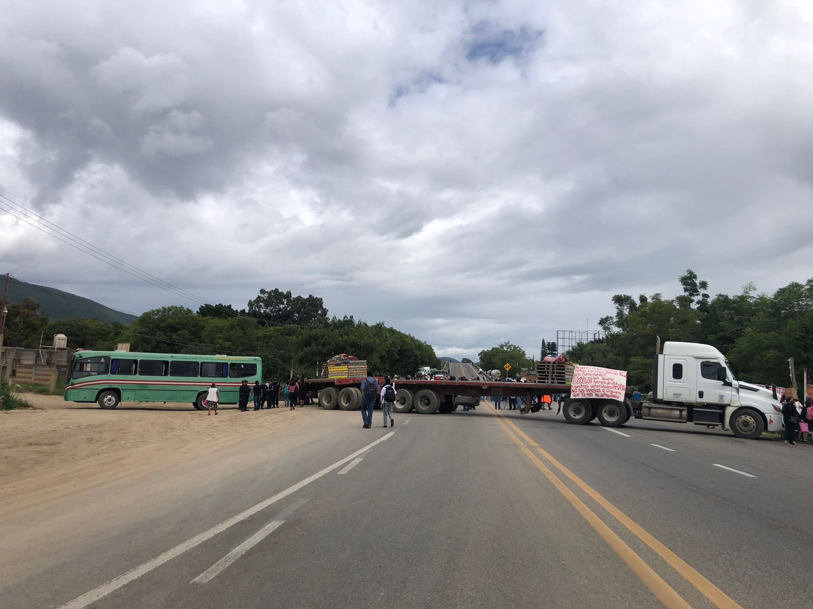 Crecen protestas en Oaxaca, hoy más cierres de carreteras y vialidades