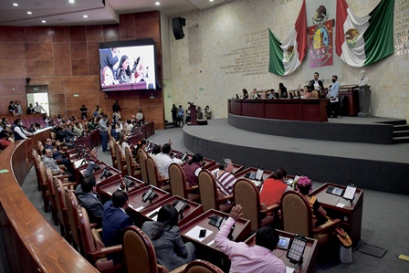 Piden legisladores a autoridades municipales de Oaxaca de Juárez liberar portales del Zócalo
