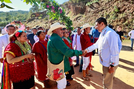 Acuerda gobernador de Oaxaca y Nación Triqui, unión, paz y desarrollo para sus pueblos