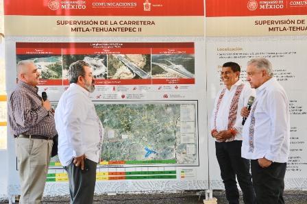 Supervisan presidente y gobernador avances en la construcción de la autopista Mitla-Tehuantepec