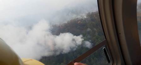 Realizan reconocimiento aéreo del incendio en paraje Cerro del Metate de San Juan Mixtepec