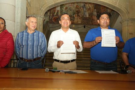Recibe secretario de Administración, Antonino Morales Toledo, pliego petitorio de STPEIDCEO
