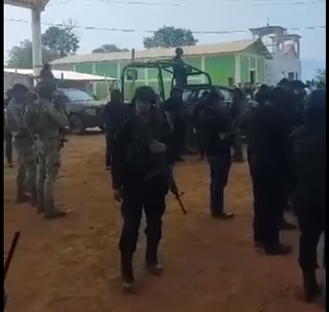 Retienen al secretario de Seguridad del gobierno de Oaxaca junto con 30 policías y elementos del Ejército en Mazatlán Mixe, luego de ataque armado de sus vecinos de Petapa