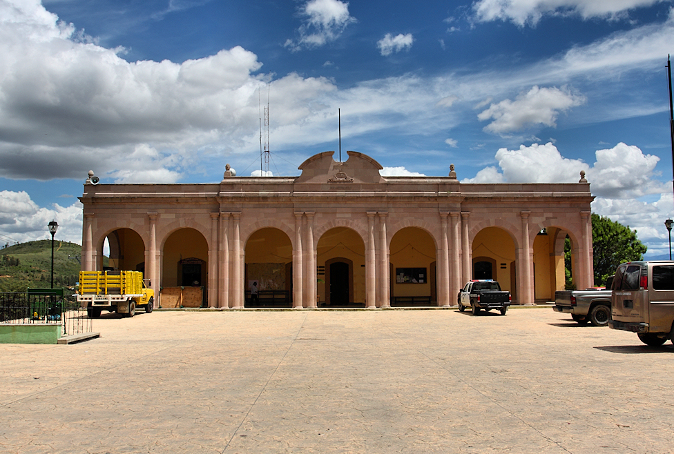 Comuneros de San Agustín Etla denuncian donación ilegal de terrenos a la Facultad de Arquitectura UABJO