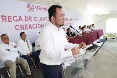 Entrega IEEPO 32 claves a centros educativos en Oaxaca